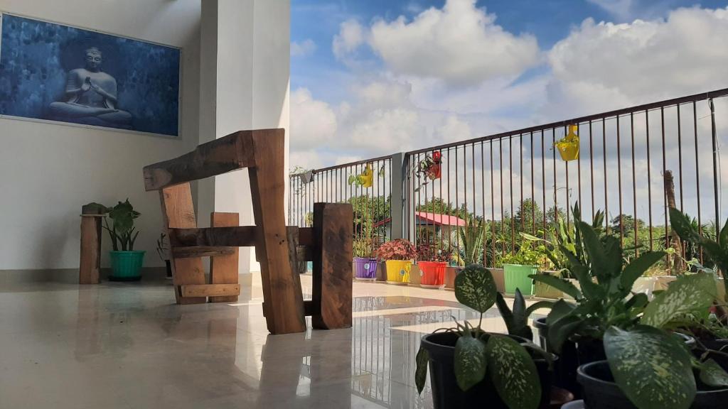 ディブルガルにあるPeace Abode Vista 1BHKの鉢植えと景色が見える手すりのあるバルコニー