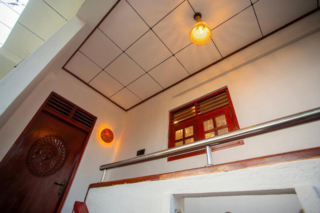 een huis met een deur en een lamp aan het plafond bij jenul villa in Ahangama