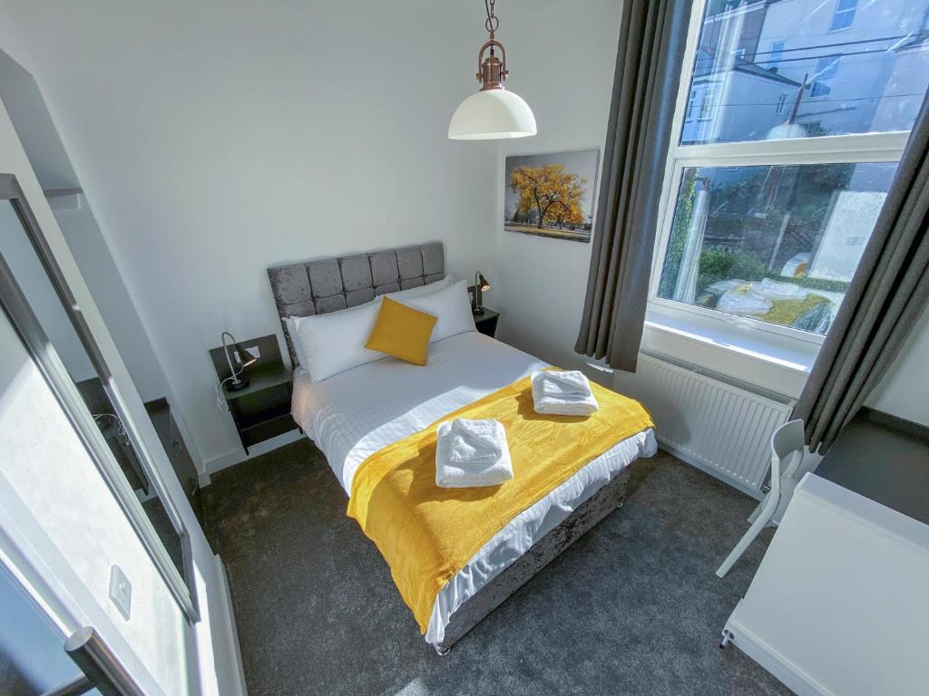 Ένα ή περισσότερα κρεβάτια σε δωμάτιο στο Plymouth Station Rooms Serviced Accomodation