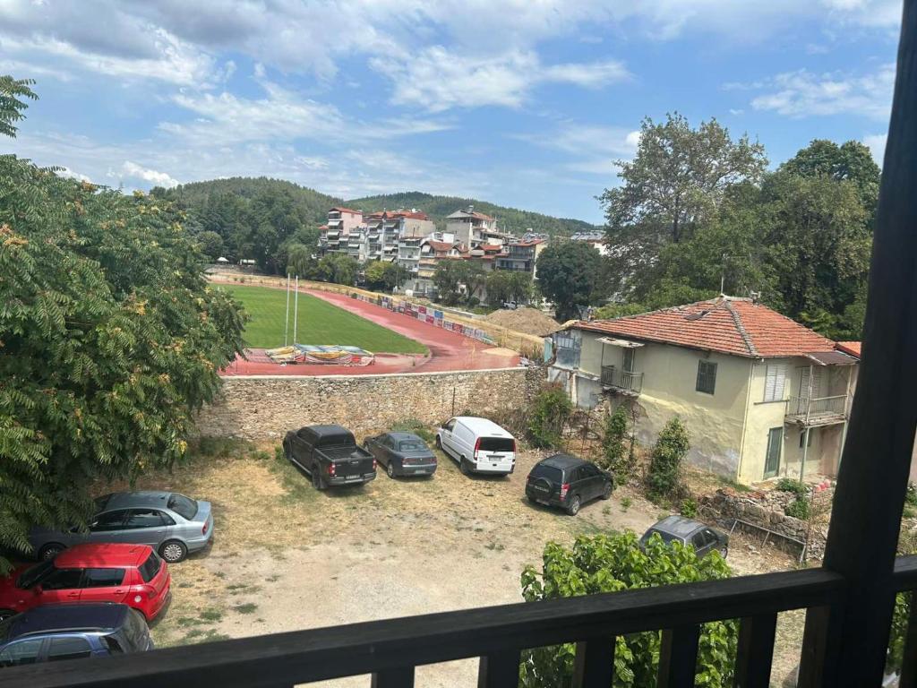 Αρχοντικό Παπαγιάννη في إيديسا: مجموعة من السيارات تقف في موقف للسيارات