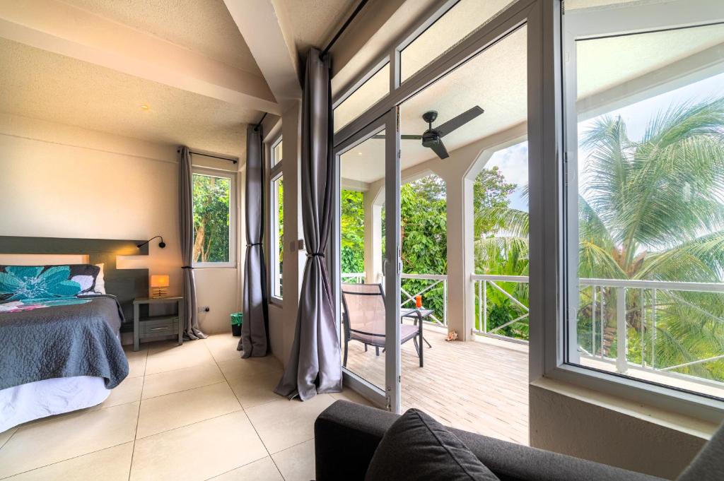 Un dormitorio con una cama y una ventana grande. en The Champs, en Portsmouth