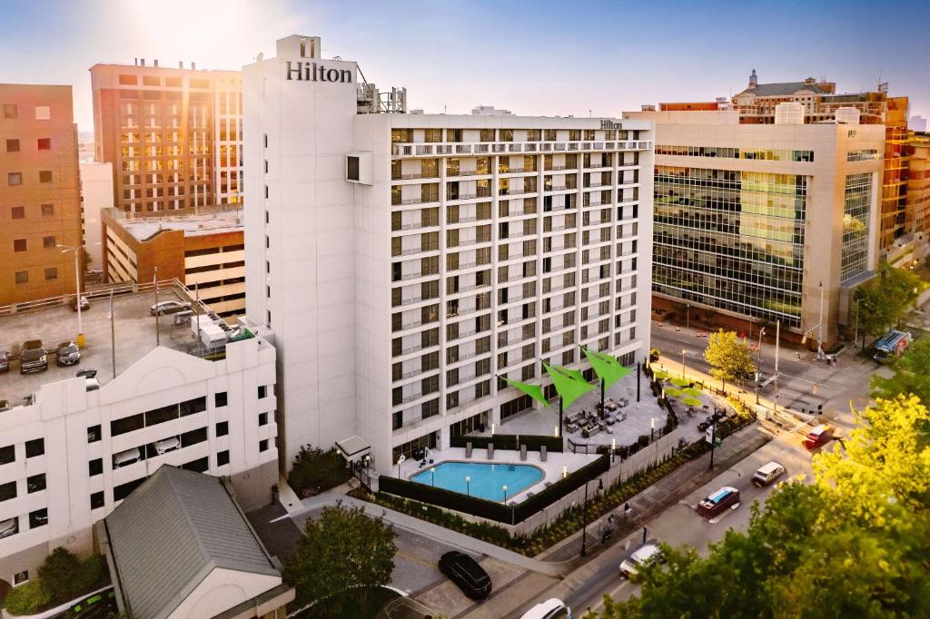 Bazén v ubytování Hilton Birmingham Downtown at UAB nebo v jeho okolí