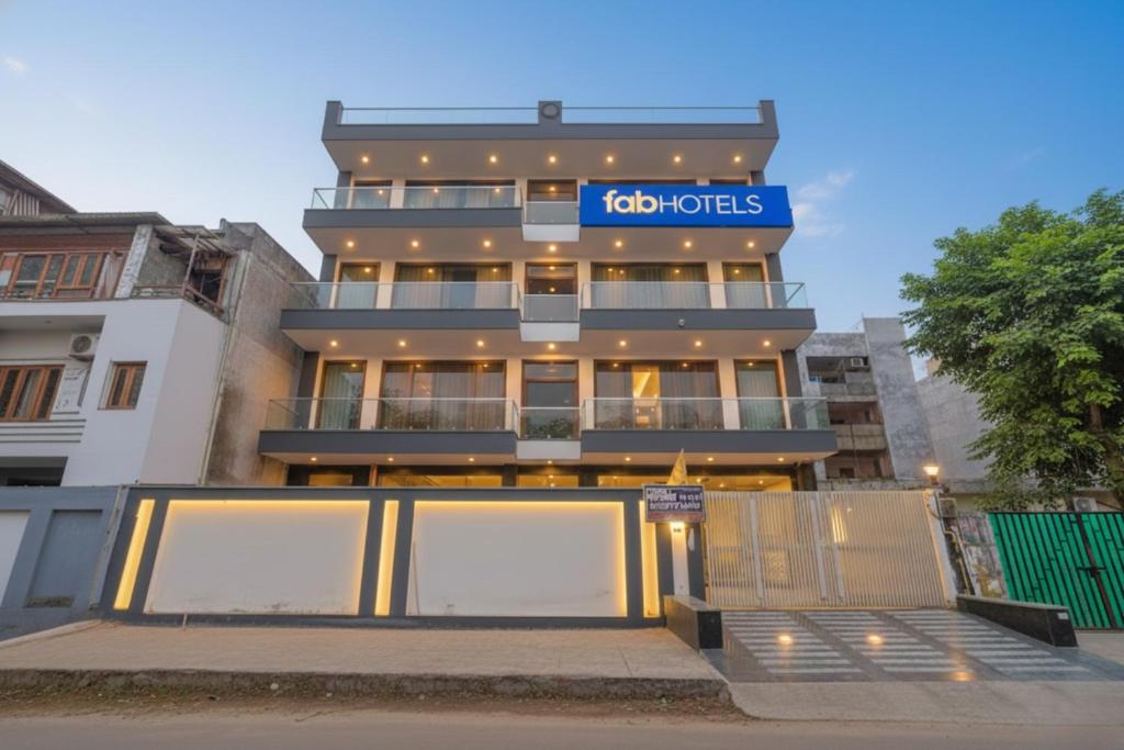 FabHotel Groom Room في نويدا: مبنى مع علامة على جانبه