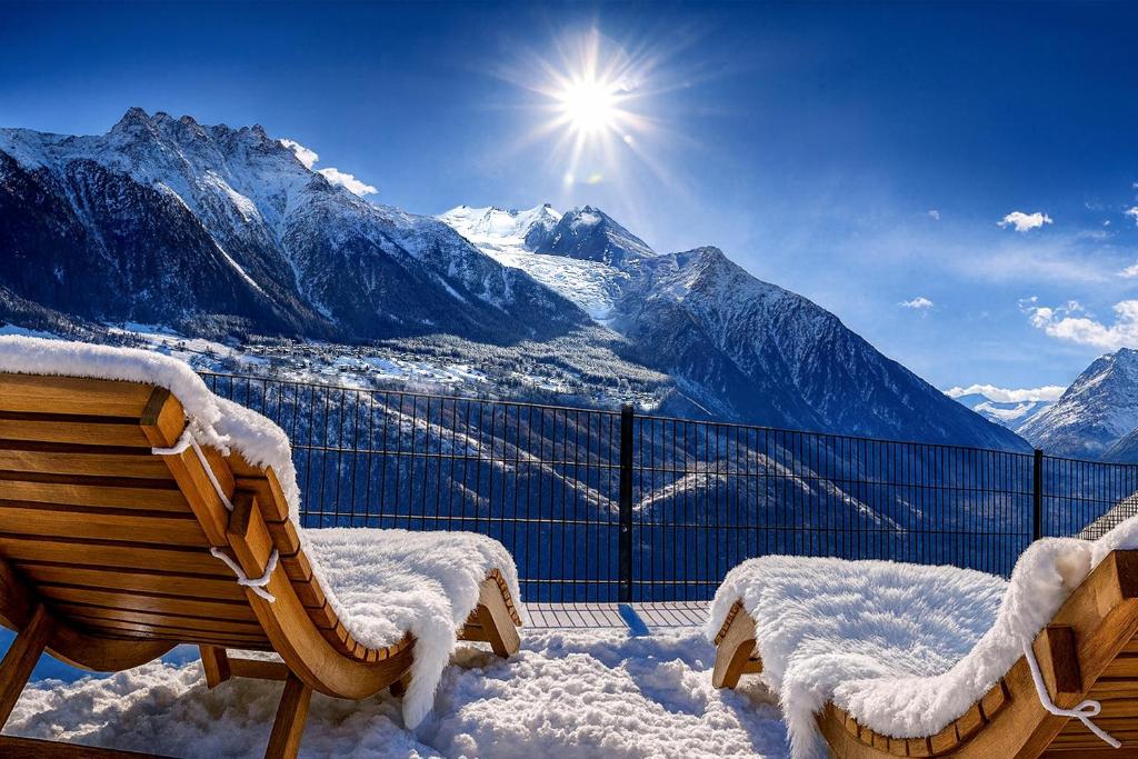 EmbdMattertal Lodge的山景阳台上的长凳