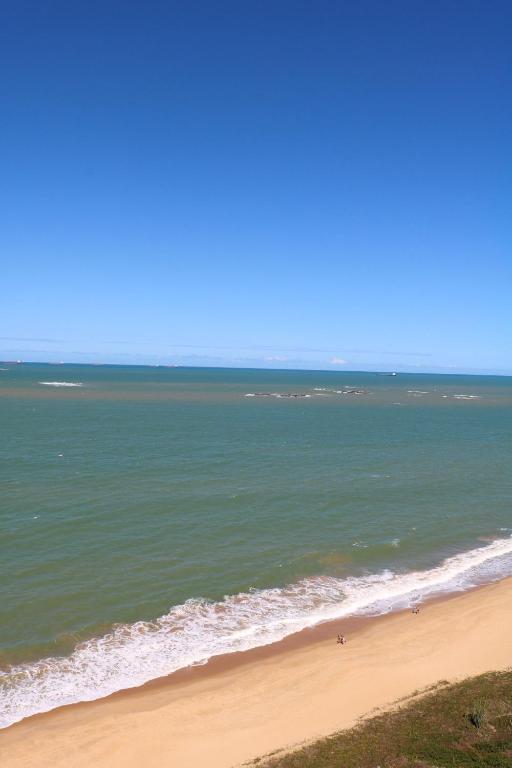 a view of a beach with the ocean at Ocean Flat vista mar in Vila Velha