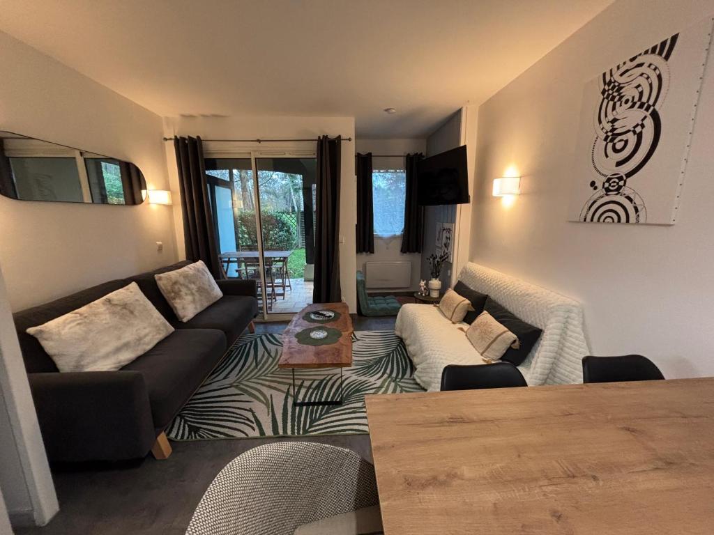 Et opholdsområde på Rez de chaussée, vue sur le Golf et parking gratuit