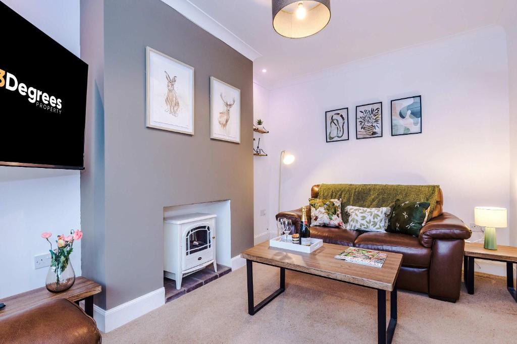 Khu vực ghế ngồi tại Spacious 3 Bed Home in Great Location by 53 Degrees Property - Ideal for Business with Parking