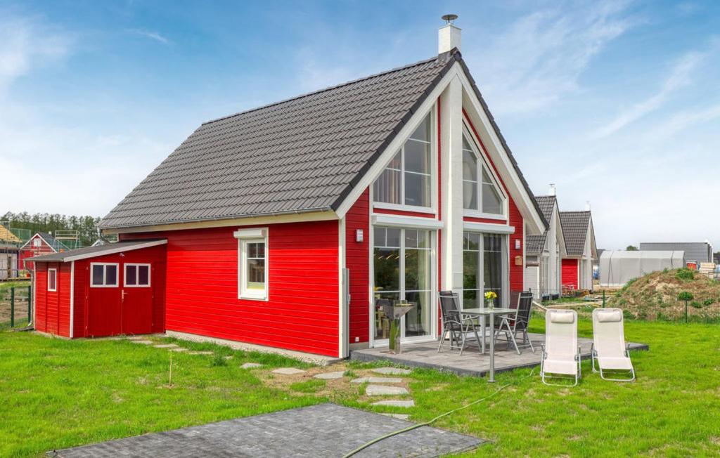 una casa rossa con tavolo e sedie in cortile di Onkel Toms Hütte a Wandlitz