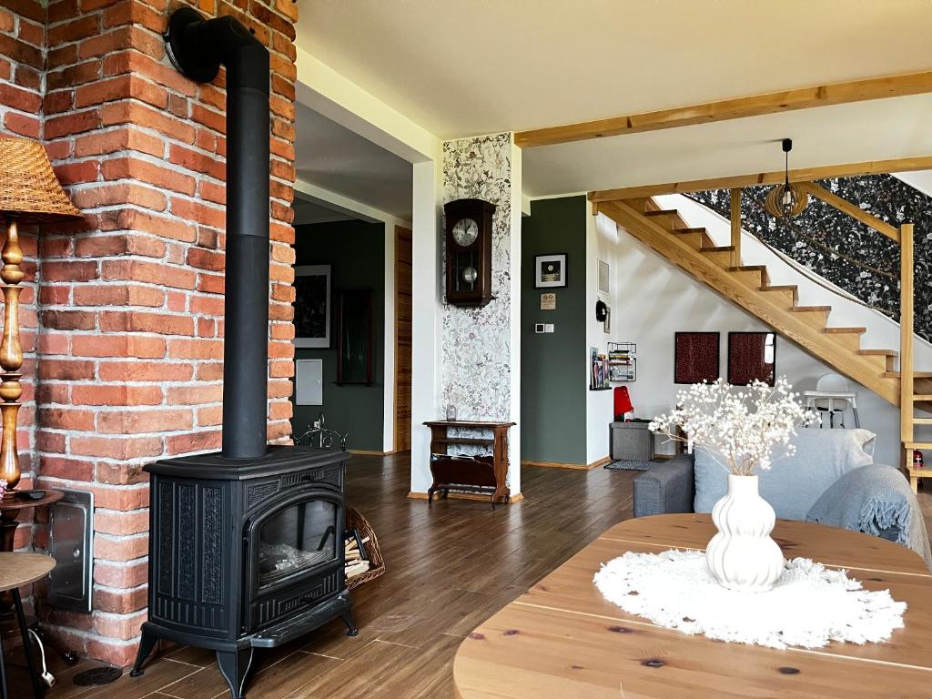 un soggiorno con camino e tavolo di Przystanek Gałkowo a Gałkowo