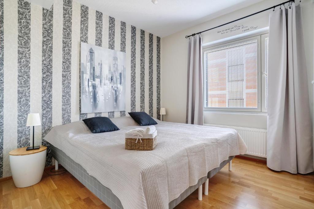 罗瓦涅米Santalux Apartment 2 By Lapland Host的一间卧室，里面有一张床，床上放着一个篮子。