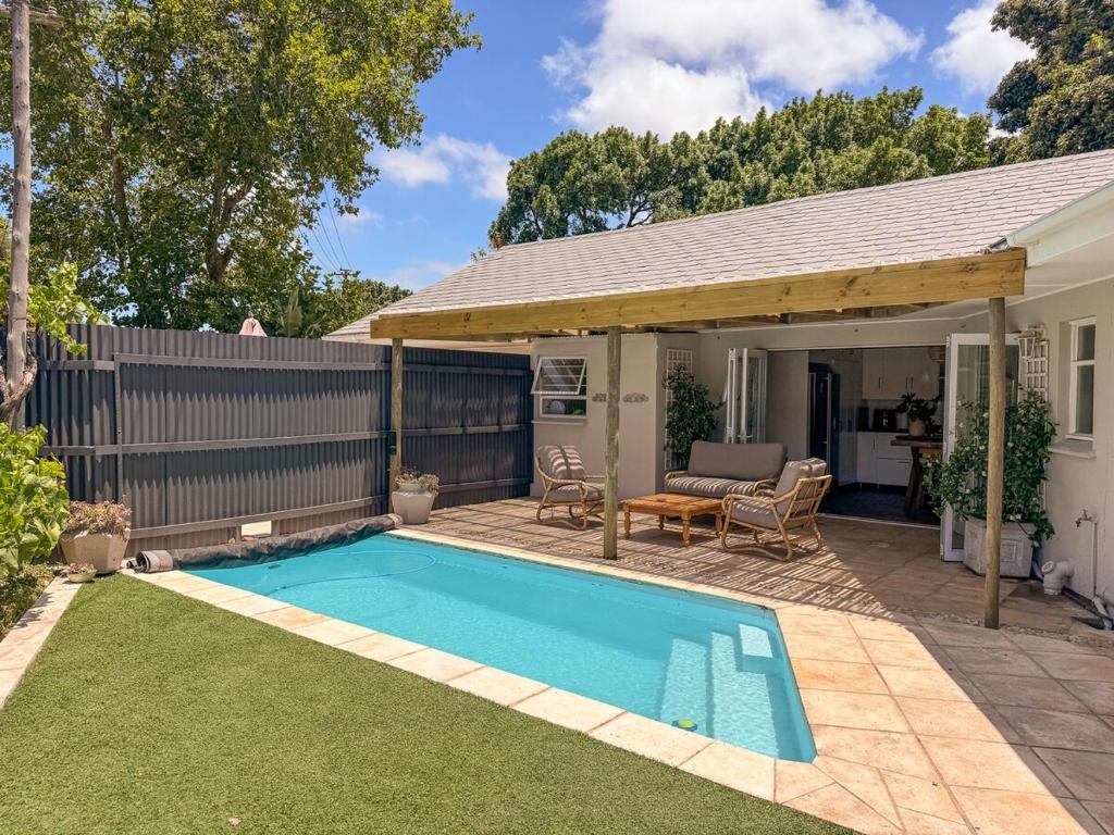 Swimmingpoolen hos eller tæt på Spacious Holiday house with swimming pool