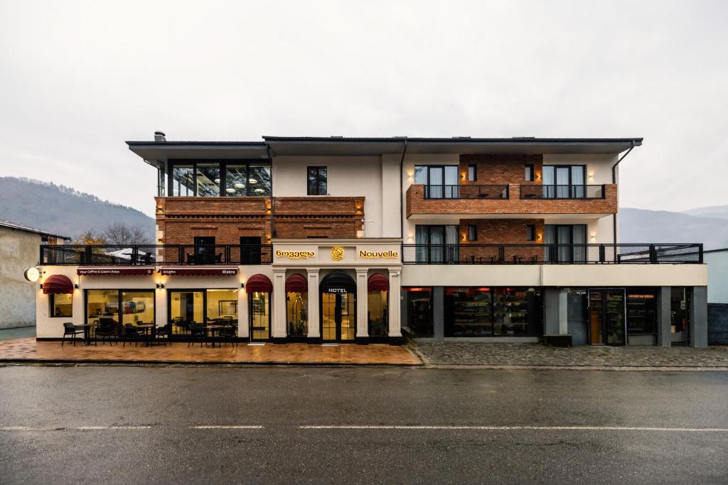 un edificio al costado de una calle en Nouvelle Hotel, en Oni