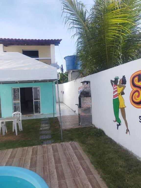 un muro con un murale di una donna su uno skateboard di Casa Morato a Mata de Sao Joao