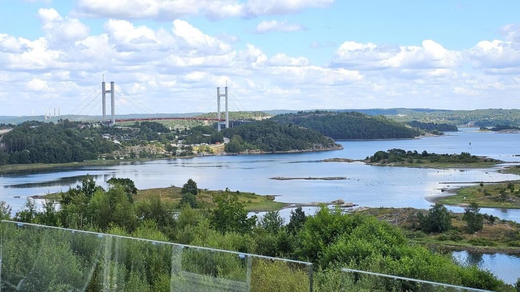 Wonderful villa with panoramic sea view SE09144 في Krommeröd: اطلالة على نهر مع جسر في الخلفية