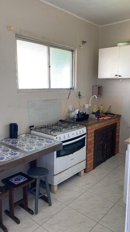 Η κουζίνα ή μικρή κουζίνα στο Apartamento beira mar