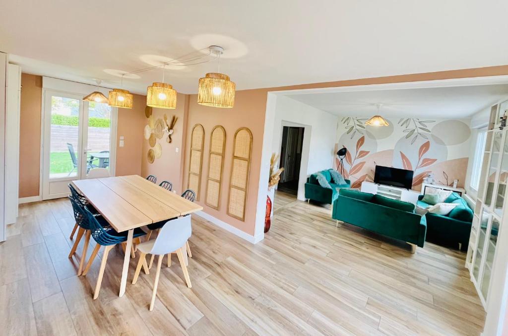 Beaussais sur MerMaison familiale centre ville的客厅里有一张桌子和一张沙发