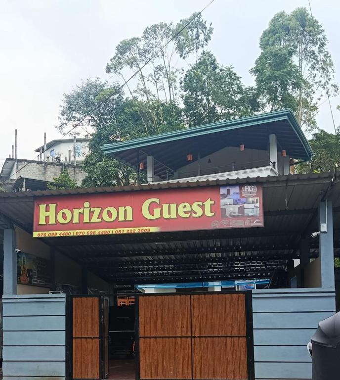 Una tienda con un cartel que dice "Invitado león" en Horizon Guest, en Hatton