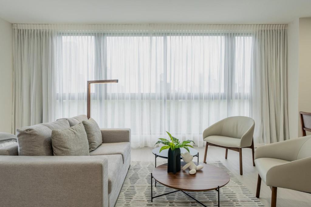 Business Executive Studio in Panama City في مدينة باناما: غرفة معيشة مع أريكة وكرسي