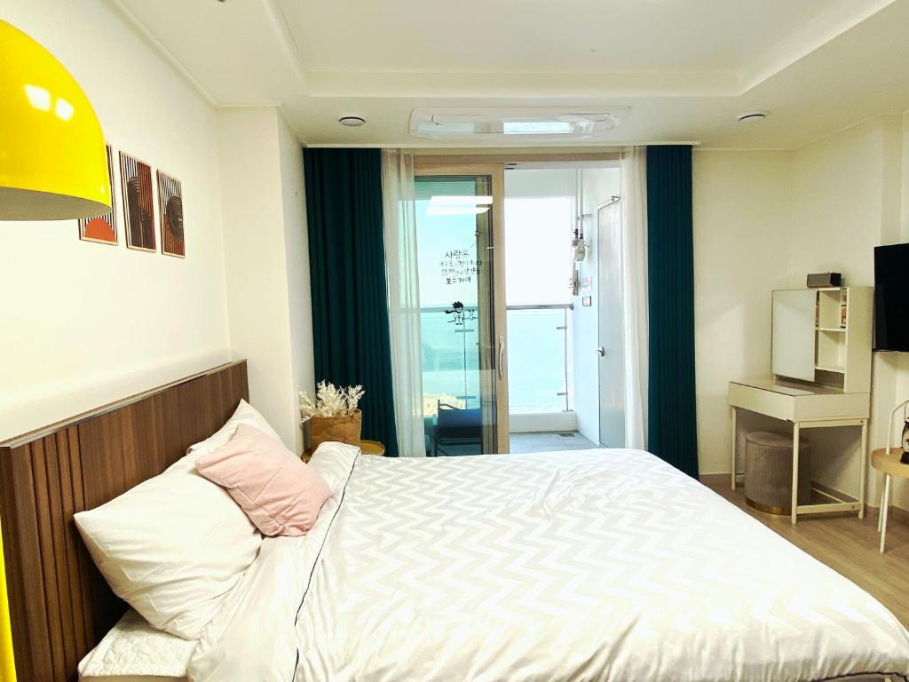 Postel nebo postele na pokoji v ubytování 오션뷰 써밋베이1009