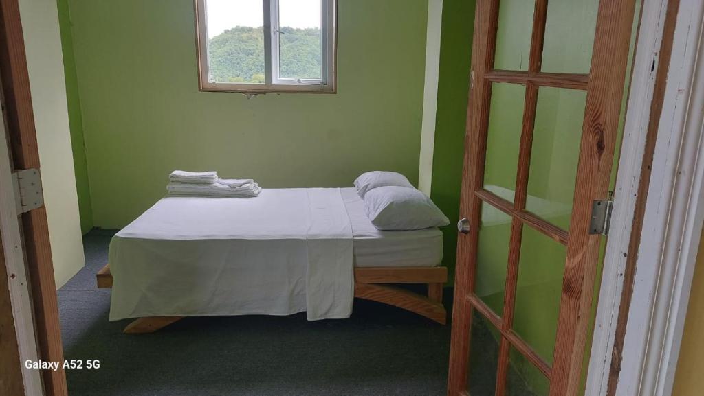 Кровать или кровати в номере Diamond View Cottages