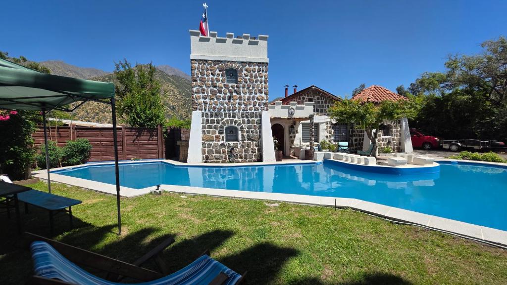 Oceana Suites San José de Maipo في إل كانيلو: حوض سباحة في ساحة منزل