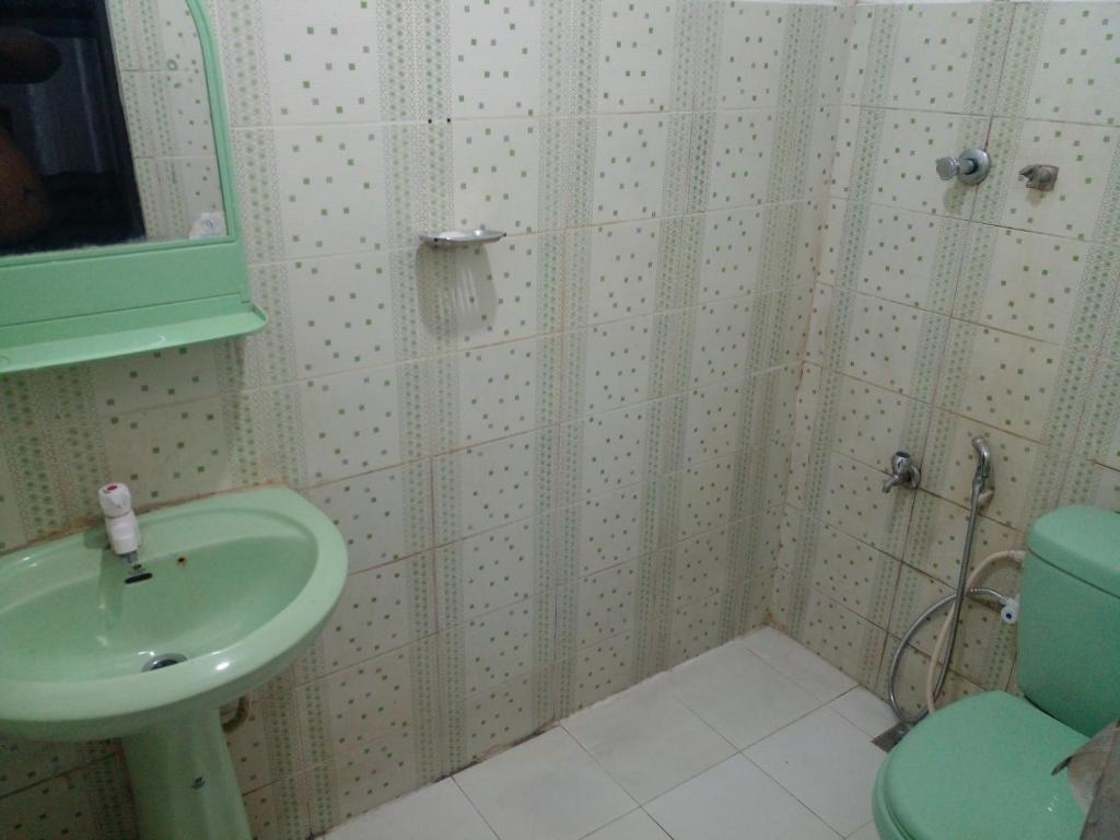 Ένα μπάνιο στο chula,s Home Stay