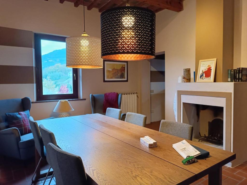 a dining room with a wooden table and chairs at Lòrien - Elegante appartamento con vista panoramica in Lucca