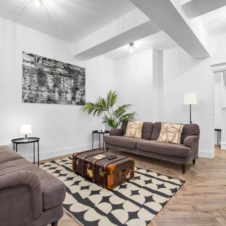 Et opholdsområde på Central Wolverhampton 3-Bed Townhouse - Gated & Secure - Bedroom TV 1CO