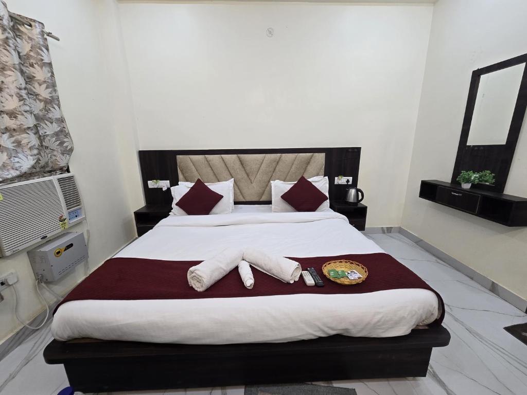 AyodhyaにあるAbhi palace Ayodhyaのベッド1台(食べ物プレート付)が備わるホテルルームです。