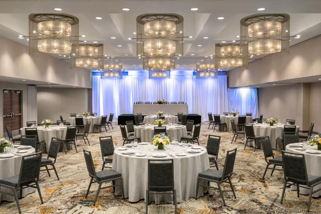 Crowne Plaza Seattle - No Resort Fee - Newly Renovated IHG Hotel photo