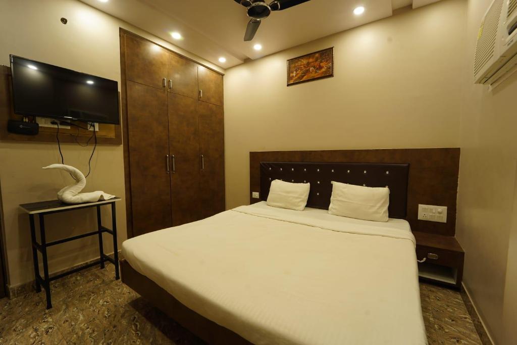 En eller flere senge i et værelse på Sharsh Banquet and Hotel