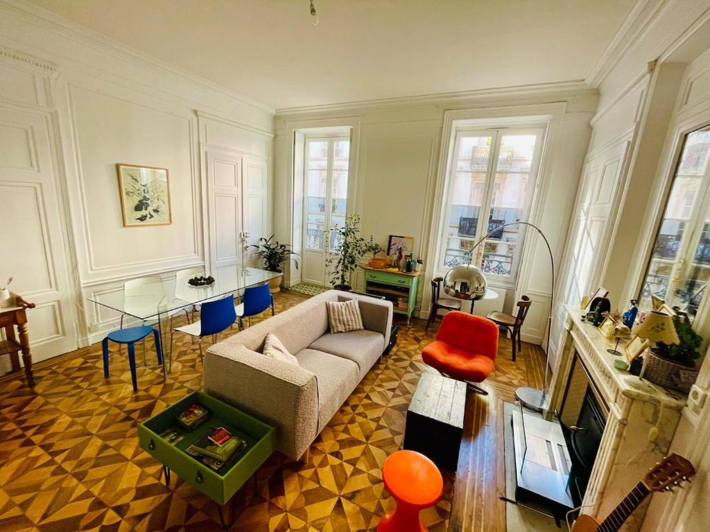 Elegant, renovated and colorful Lyon apartment