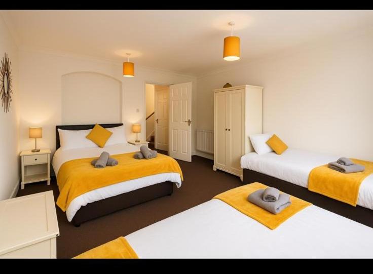 Giường trong phòng chung tại Group & Family Stay central MK