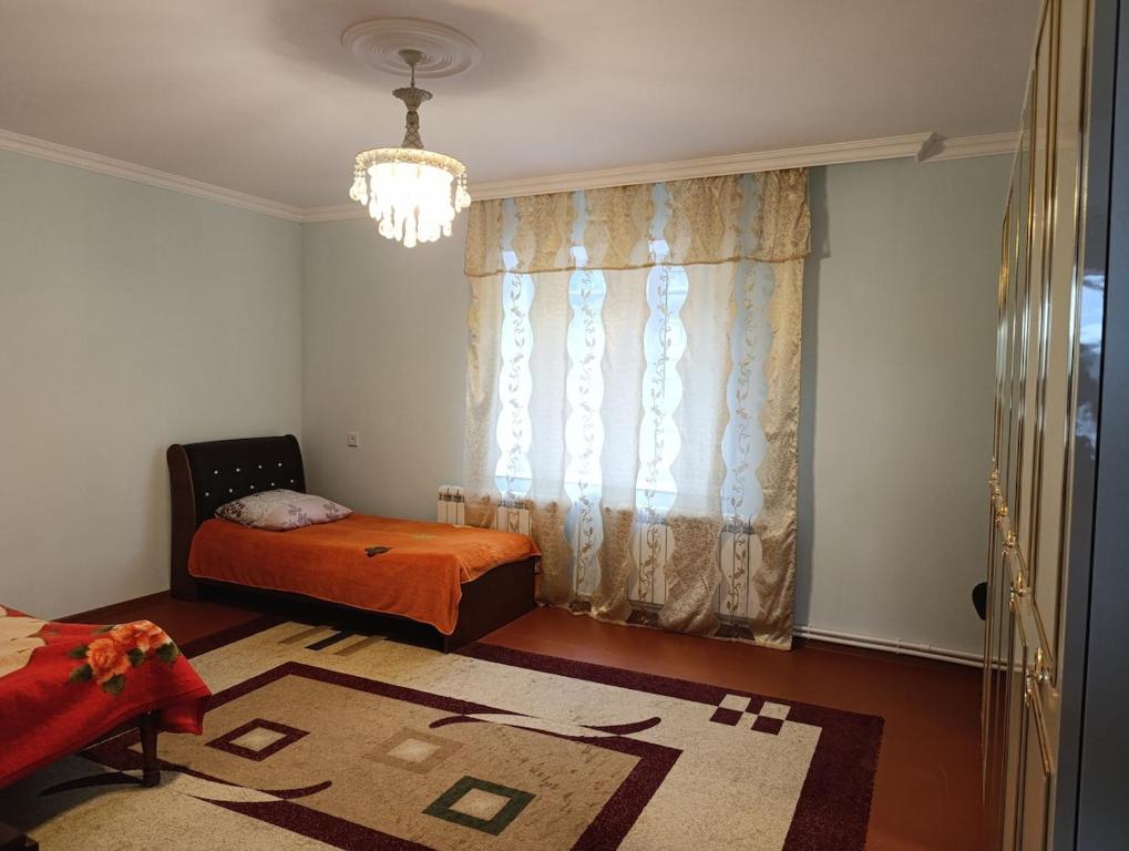 Postel nebo postele na pokoji v ubytování Gusar Quiet Family House forest view