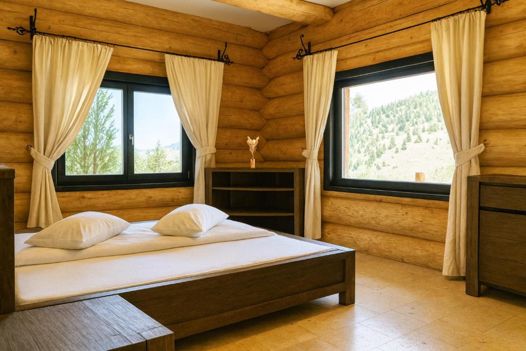 a bedroom with a bed in a log cabin at Mi Chalet - Poiana Izvoarelor in Vatra Dornei