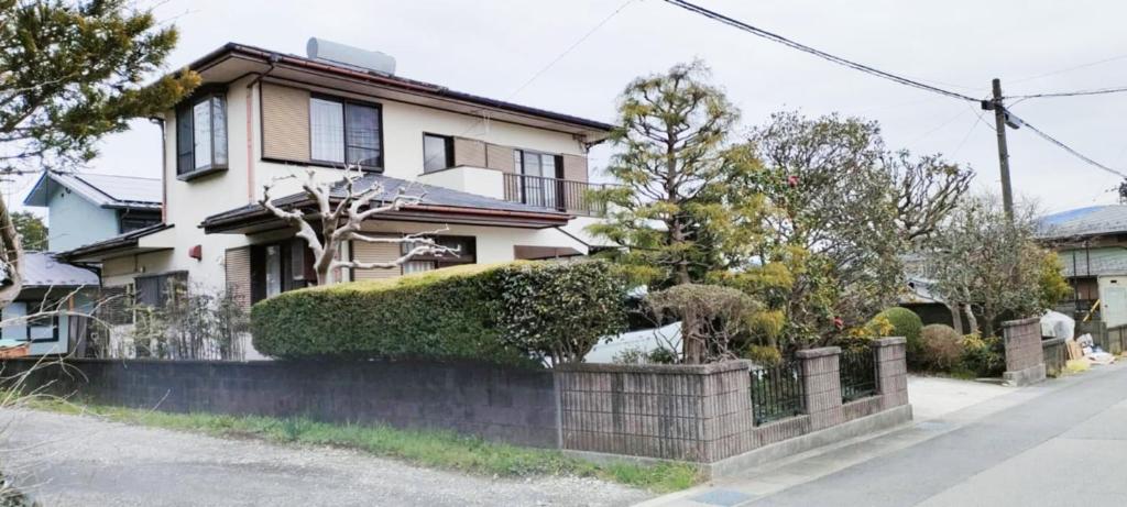 御殿場市にある駅近2分 昭和の家の前に柵がある家