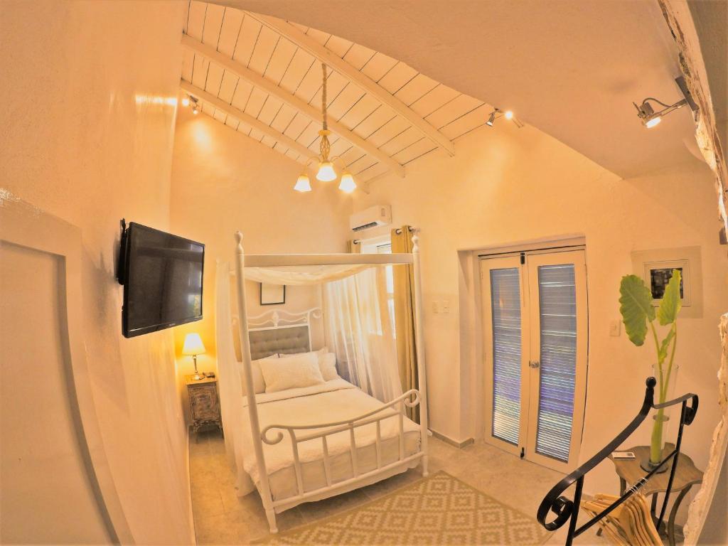 a room with a swinging bed in a room at Casa Heredia Boutique in Cartagena de Indias