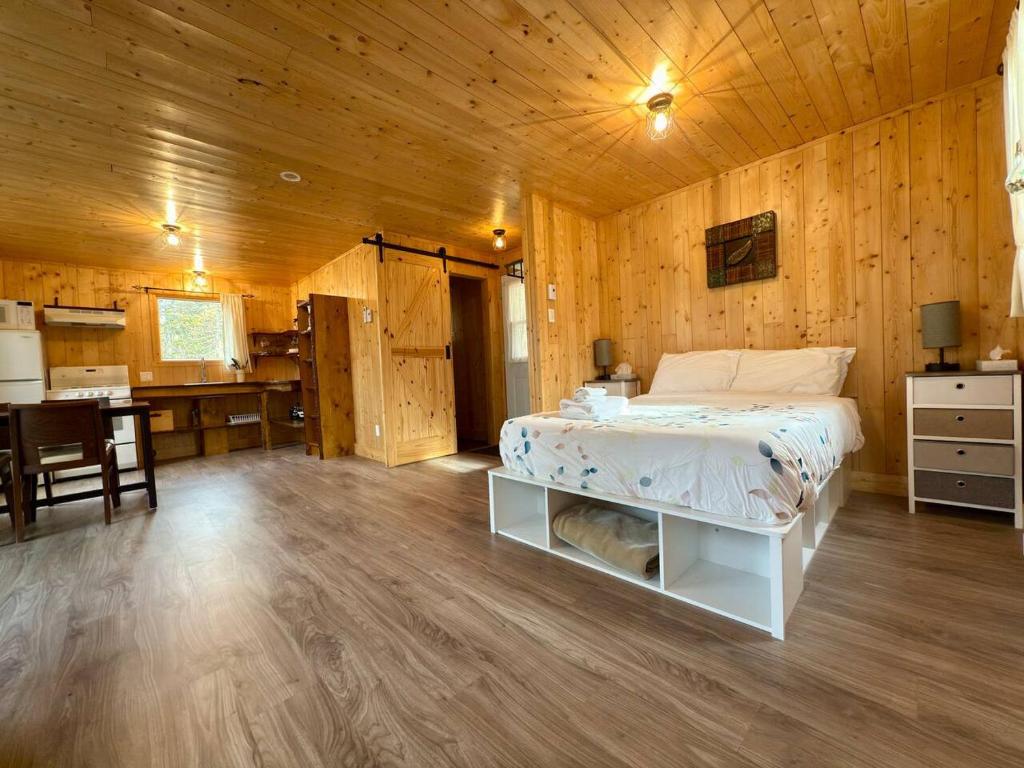 Giường trong phòng chung tại Mini-chalet tout confort - Lac de Pohenegamook