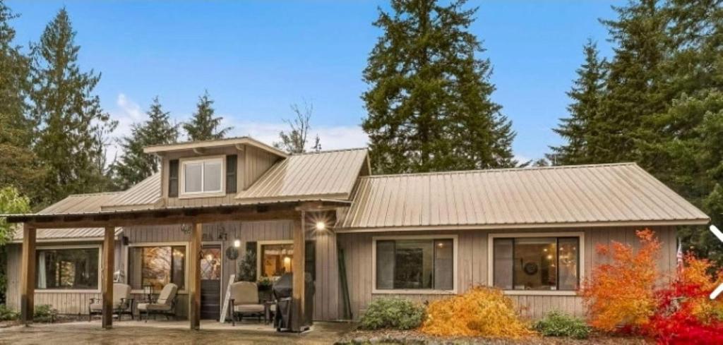 Sasquatch Sanctuary | Hot tub في باكوود: منزل بسقف معدني