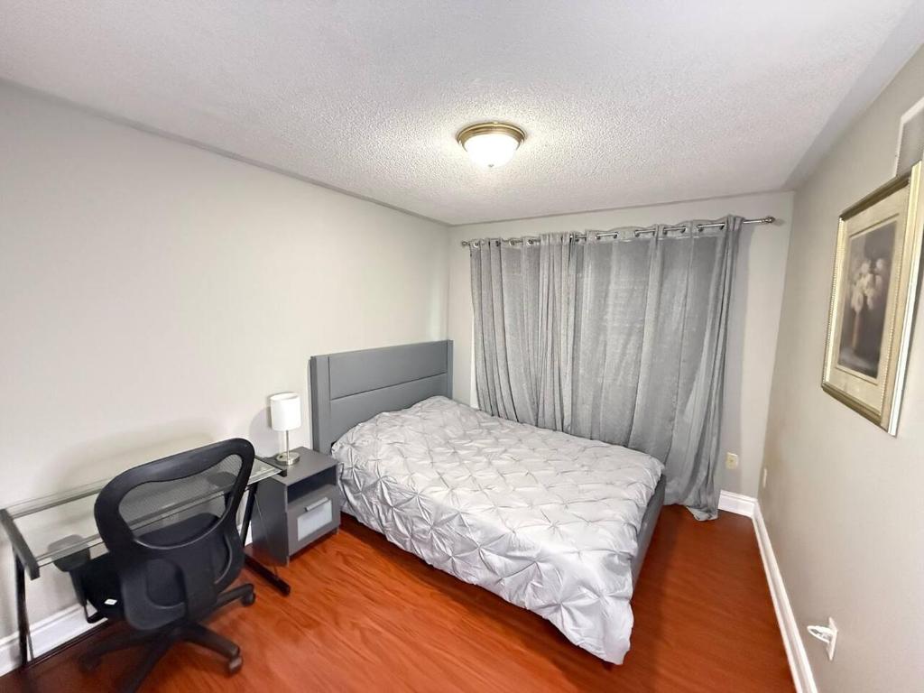 En eller flere senge i et værelse på Cozy Private Room