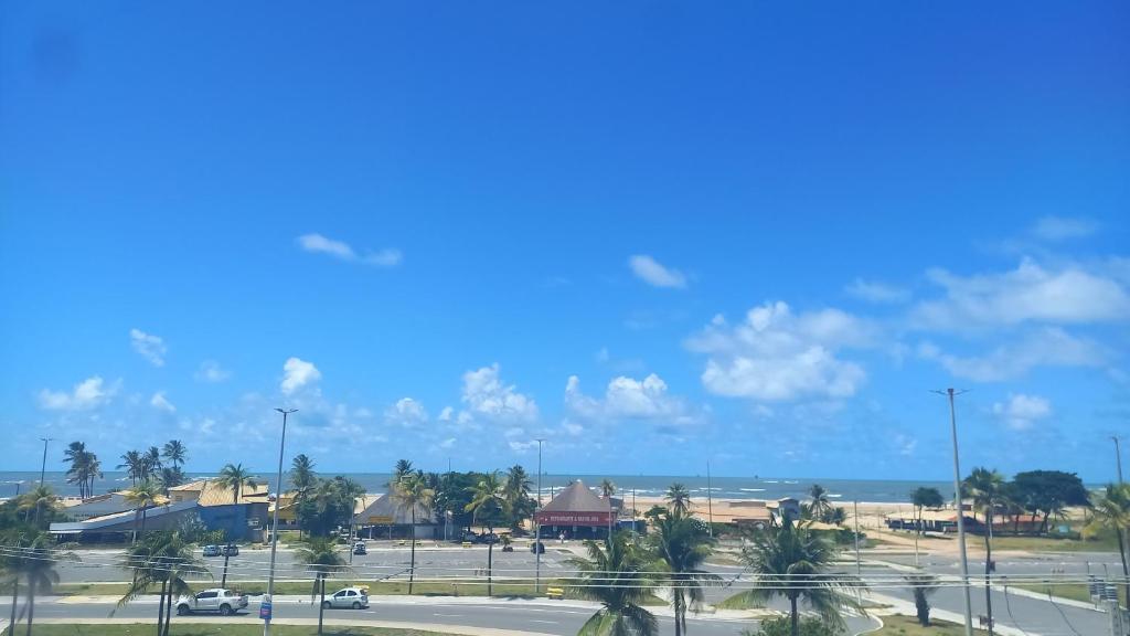 vistas a un aparcamiento y al océano en Pousada na Orla, Atalaia, en Aracaju