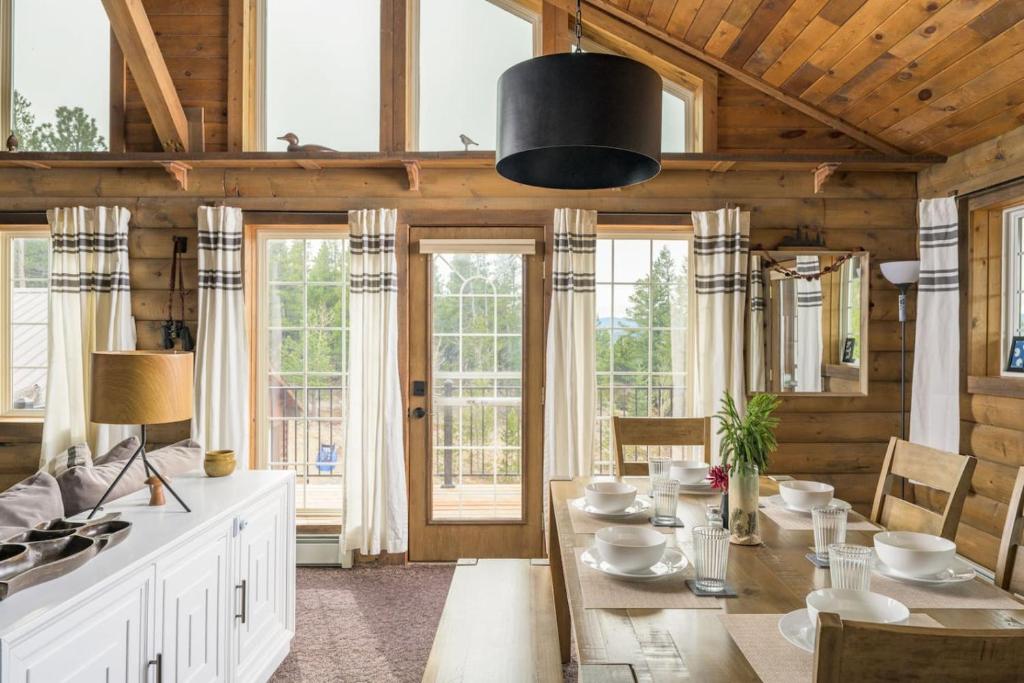 Khu vực ghế ngồi tại The Moose Hoose Cabin With Views and Game Room