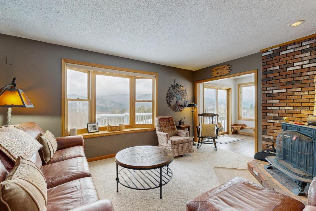 Robbins' Mountain Retreat في West Thornton: غرفة معيشة مع أريكة ومدفأة