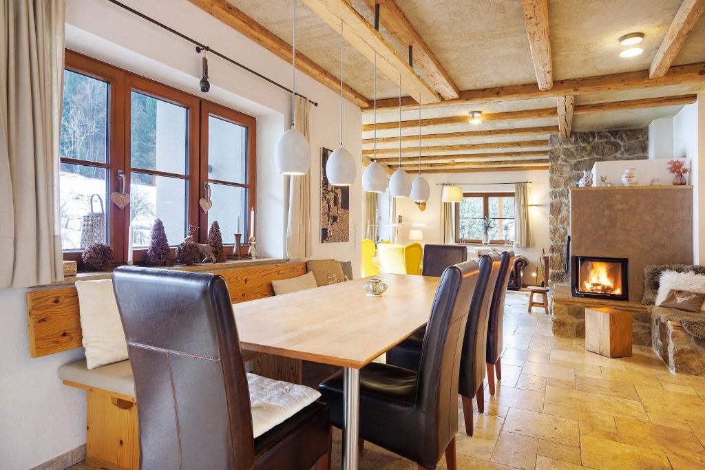 Χώρος καθιστικού στο Chalet Fluh