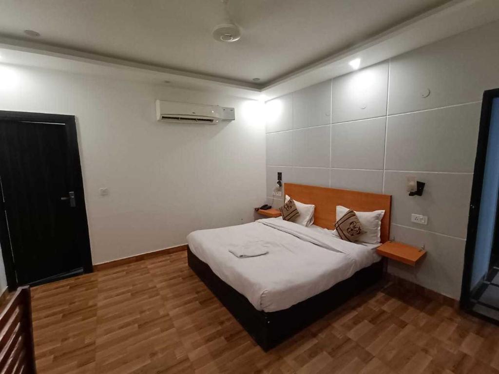 a bedroom with a large bed in a room at Hotel O Sector 18 Dhaliawas Crossway Rewari Formerly Ignis in Rewāri