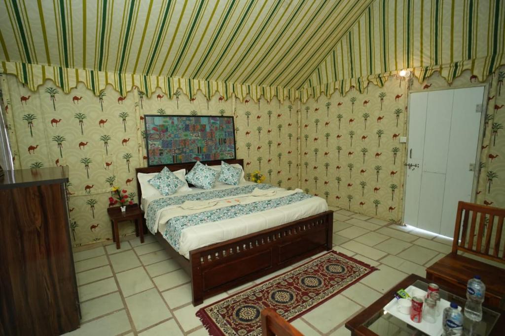 Ένα ή περισσότερα κρεβάτια σε δωμάτιο στο desert Galaxy Camp Jaisalmer