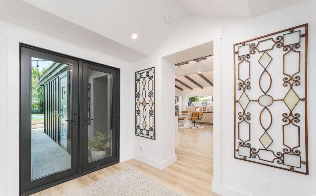 Un pasillo vacío con una puerta de cristal. en Charming Four-Bedroom Coastal Retreat Near Neptune Beach, en Neptune Beach