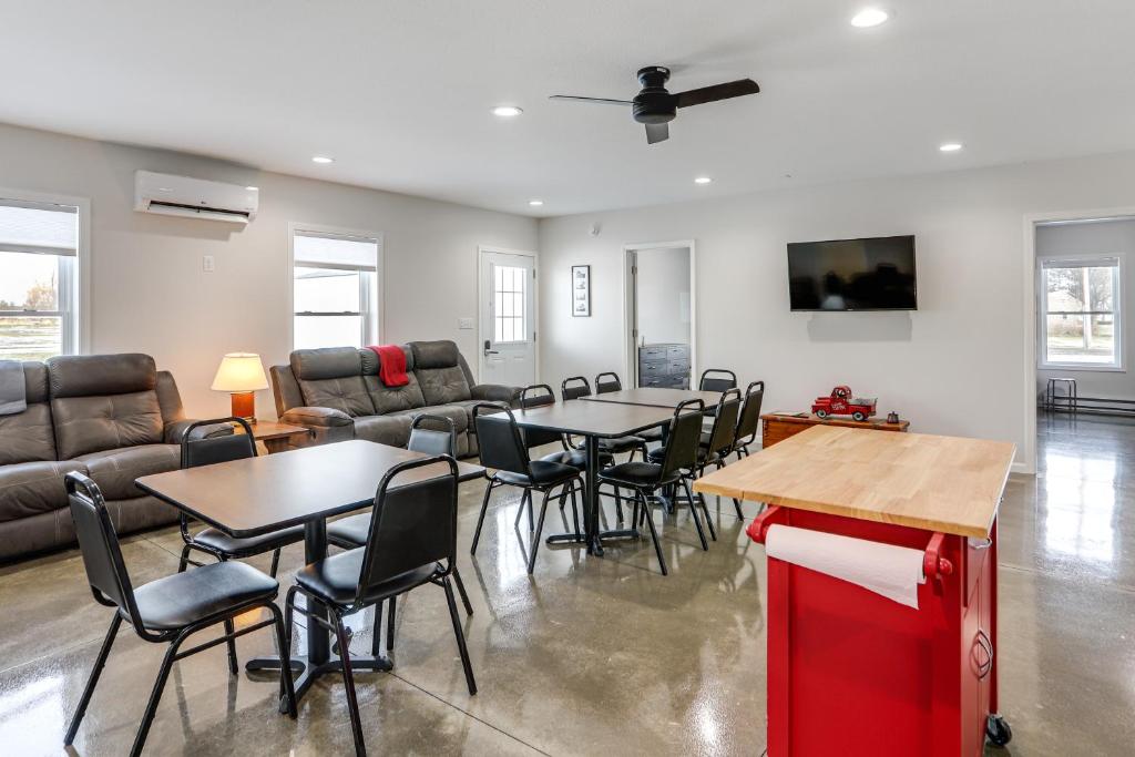 Χώρος καθιστικού στο Patio and Parking! Modern Bunkhouse Near Lake Erie