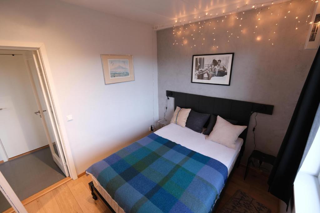 een slaapkamer met een bed met een geruite deken bij Myrvoll 