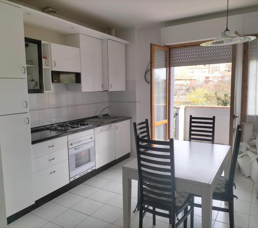 Η κουζίνα ή μικρή κουζίνα στο S355 - Sirolo, ampio trilocale con terrazzo e posto auto